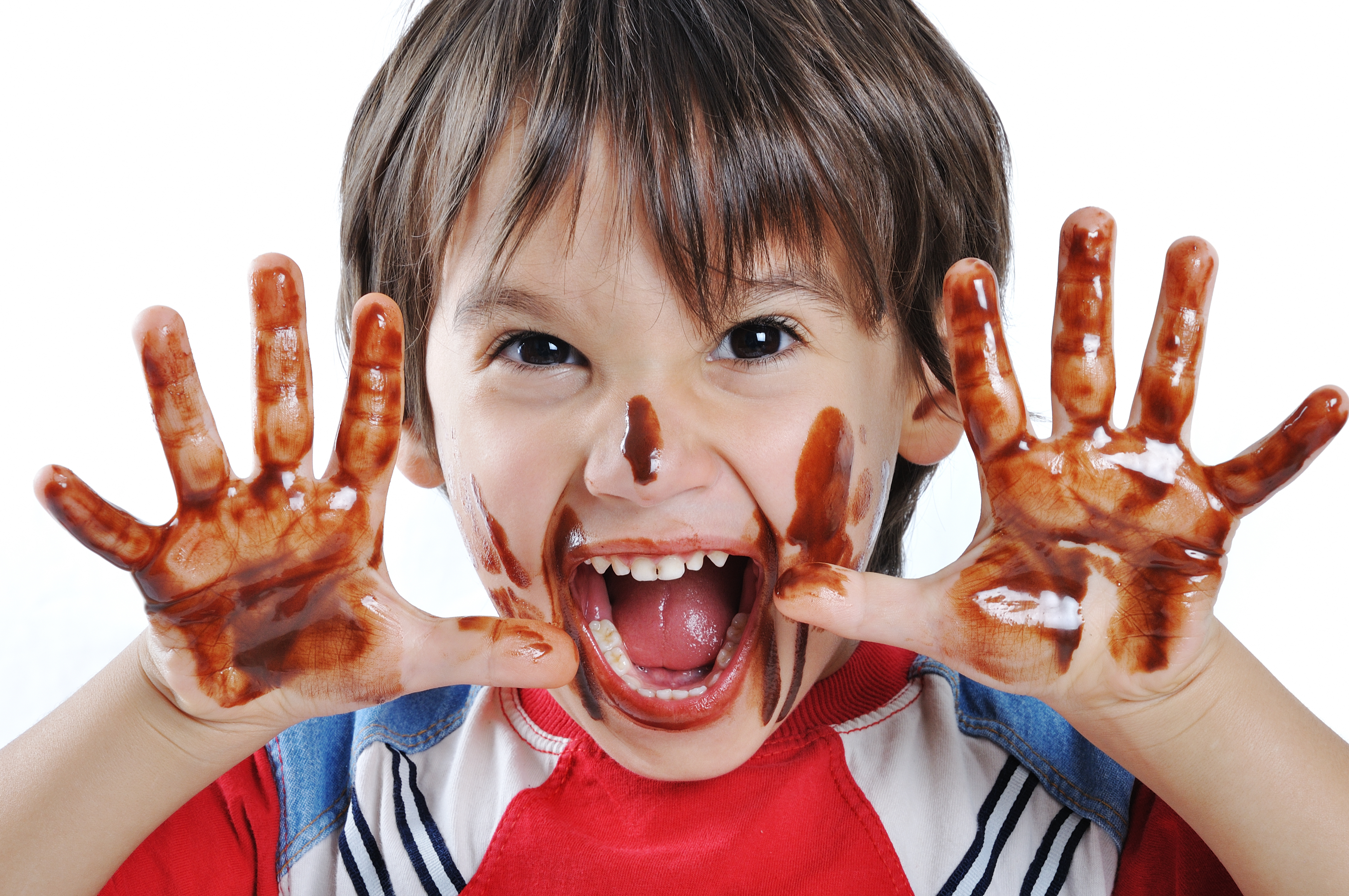 Слизать ребенка. Ребенок измазанный шоколадом. Дети испачканные в шоколаде. Ребенок испачкался в шоколаде.